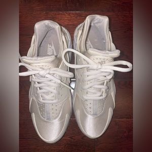 NIKE HUARACHE SIZE 7